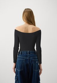 ONLY ONLLIVE LOVE OFFSHOULDER BODY - Ilgarankovis viršutinės dalies drabužis - black