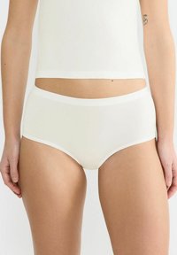 Weiße Baumwollunterhose mit glatter Textur, hoher Taille und kontrastierendem elastischem Bund. Einfaches, minimalistisches Design, geeignet für den täglichen Gebrauch.