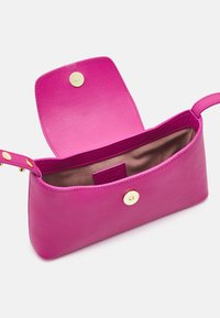 Piccola borsa a tracolla in pelle rosa brillante, con pattina aperta, chiusura a scatto magnetico dorato, tracolla regolabile e fodera interna marrone.