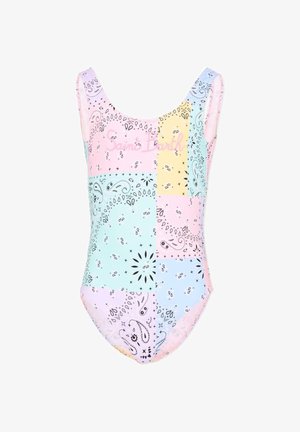 Jednoczęściowy strój kąpielowy z pastelowym wzorem patchworkowym, zawierający czarne wzory paisley i kwiatowe oraz napis "Saint Barth" na klatce piersiowej.