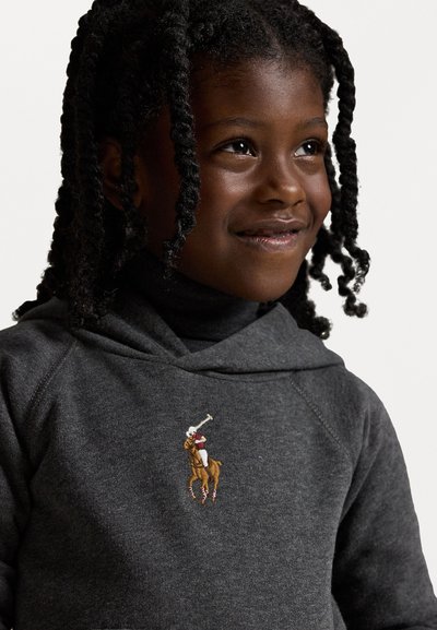 Γκρι φούτερ με καγκουρό τσέπη και κουκούλα. Διαθέτει κεντημένο λογότυπο παίκτη πόλο σε ζωηρά χρώματα. Μαλακό, υφασμάτινο ύφασμα.