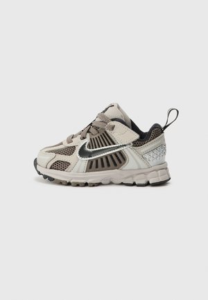 VOMERO 5 UNISEX - Chaussures premiers pas - college grey/black/cave stone/metallic silver-coloured