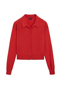 Rote, knöpfbare Strickjacke mit Kragen und langen Ärmeln. Hergestellt aus einem weichen Material mit gerippten Bündchen und einem cropped Saum.