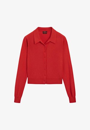 Rode, knoopsluiting cardigan met een kraag en lange mouwen. Gemaakt van een zachte stof met ribbelmanchetten en een cropped zoom.