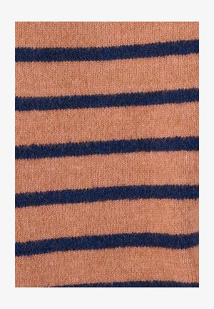 Gebreid textiel met een zachte textuur in perzikkleur, voorzien van gelijkmatig verdeelde donkerblauwe horizontale strepen.