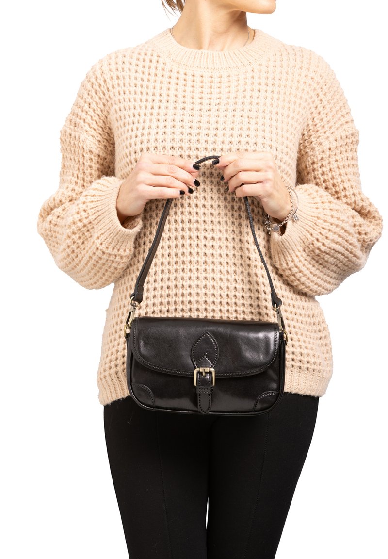 Zwarte leren handtas met een gestructureerde vorm, voorzien van een sluiting met gesp en een korte strap. Het oppervlak heeft een gladde textuur en stikseldetails.