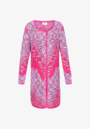 Vachtige cardigan in felroze en lavendel met geometrische patronen, lange mouwen en een knoopsluiting. Getextureerd met meerkleurige accenten.