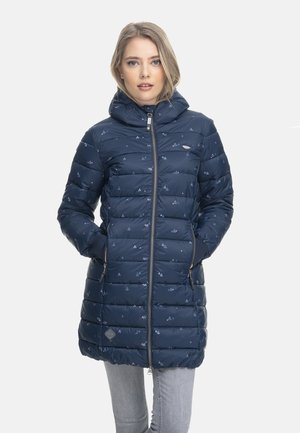 Abrigo acolchado azul marino con capucha, que cuenta con cierre de cremallera, detalles estampados y dos bolsillos laterales. Material suave con un diseño acolchado.