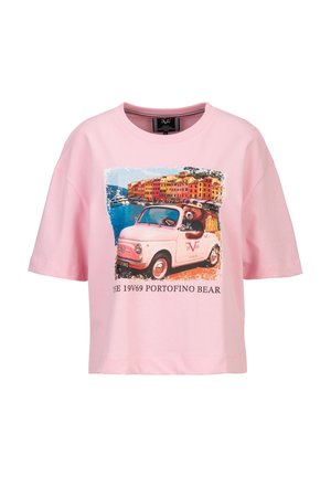 Rosa T-Shirt mit einer Grafik eines Bären, der eine Sonnenbrille trägt und ein kleines pinkes Auto vor den bunten Gebäuden und dem Wasser von Portofino fährt.