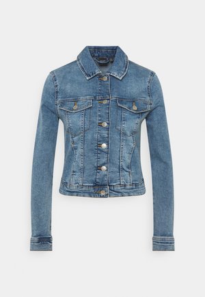 Chaqueta vaquera azul descolorida con botones metálicos, bolsillos en el pecho con solapas, mangas largas y costuras en contraste.