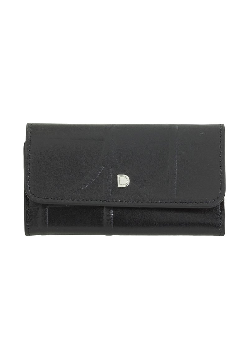 Portafoglio in pelle nera con una superficie liscia, dotato di chiusura a pattina, design impresso e dettagli in metallo argentato. Forma rettangolare compatta.