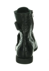 Schwarze Knöchelstiefel aus strukturiertem Leder mit einem geschwungenen Schaft, einem seitlichen Reißverschluss und einem kleinen Schnallenakzent am Knöchel. Flacher Absatz.