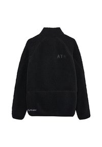 Schwarze Fleecejacke mit hohem Kragen, bestickt mit "ATW" auf dem Rücken und „Polartec“-Logo nahe dem unteren Saum.
