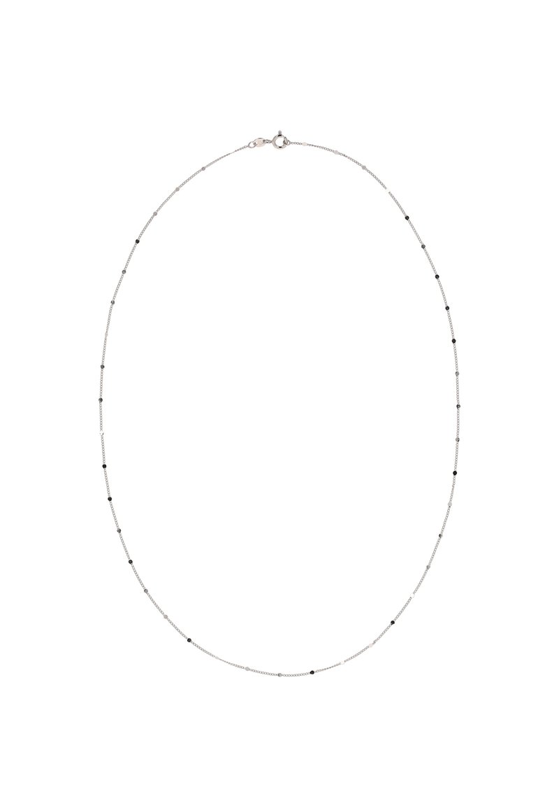 Sølvfarvet halskæde med en delikat kæde, der har skiftende små sorte perler og sølvdetaljer, afsluttet med en clasp-lukning.