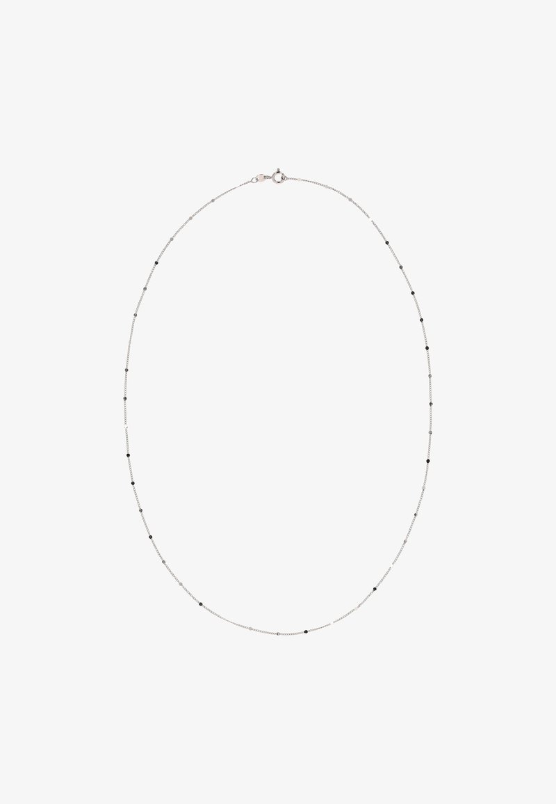 Sølvfarvet halskæde med en delikat kæde, der har skiftende små sorte perler og sølvdetaljer, afsluttet med en clasp-lukning.