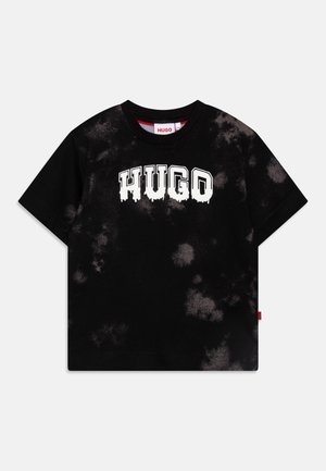 Sort T-shirt med korte ærmer med hvid "HUGO" tekst i dryppende skrifttype og subtile grå blegespor over hele stoffet.