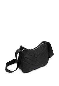 Černá prešívaná kabelka přes rameno s vzorem rybí kosti, stříbrným zipem, nastavitelným popruhem a hladkou texturou látky.