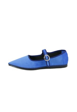 Zapato plano azul con punta puntiaguda y una sola correa con una hebilla redonda plateada, suela negra y ribete azul marino.