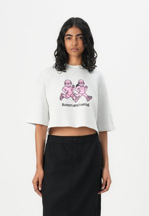 FACE OKA RUNNERS CROPPED TEE - Print T-shirt - ash