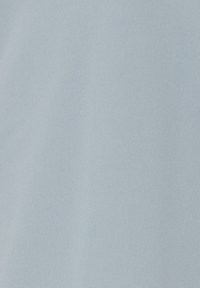 Lyst blåt stof med en glat tekstur og mat finish. Materialet virker til at have en ensartet, subtil farve uden mønstre.
