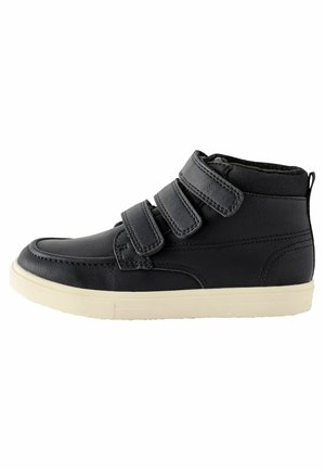 Czarny sneaker typu mid-top z trzema regulowanymi paskami na rzepy i białą podeszwą, zaprojektowany do codziennego noszenia i łatwego zapinania.
