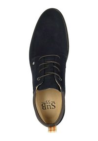 Marineblauwe suède schoen met een ronde neus, vetersluiting aan de voorkant en bruine accenten. Voorzien van een gestreepte lus en een gestructureerde binnenvoering.