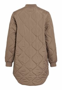 Ruda dygsniuota striukė su apvalia apačia, megztomis rankogaliais ir reljefiniu banguotų siūlių raštu ant glotnaus audinio.