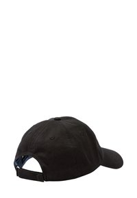 Casquette de baseball en coton noir avec une visière incurvée, six œillets de ventilation et une sangle réglable à l'arrière pour personnaliser la taille.