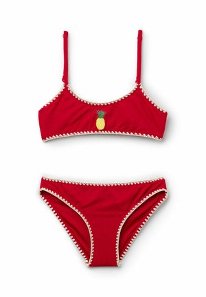 Rød to-delt bikini med hvid zigzagdekoration og en lille broderet gul ananas midt på toppen foran.
