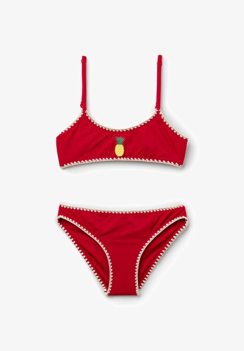 Bikini rojo de dos piezas con ribete de zigzag blanco y una pequeña piña amarilla bordada en el centro del frente del top.