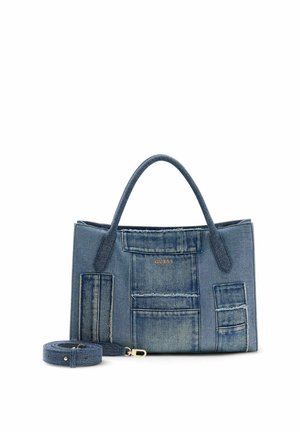 Sac à main en denim bleu avec plusieurs poches cousues et logo doré "GUESS", équipé de doubles poignées et d'une bandoulière amovible enroulée à ses côtés.