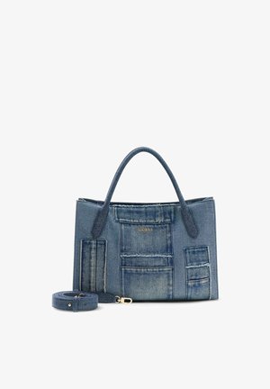 Sac à main en denim bleu avec plusieurs poches cousues et logo doré "GUESS", équipé de doubles poignées et d'une bandoulière amovible enroulée à ses côtés.