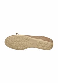 Chaussure plate en daim beige avec une semelle en caoutchouc texturée présentant un motif de grille et un petit talon. Design simple sans ornements ni accents.