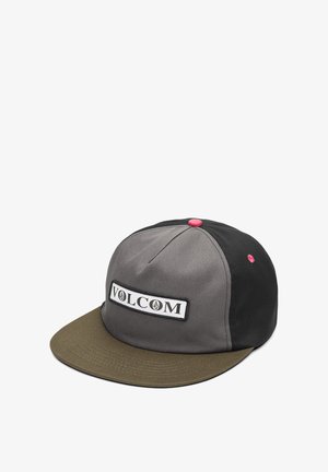 Szara i czarna czapka z płaskim oliwkowym daszkiem. Posiada białą łatkę z logo oraz różowe akcenty na górnym guziku i boku. Wykonana z materiału.