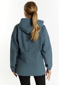 Blå, letvægts hættejakke med elastiske manchetter og snoretræk i taljen, der har en glat tekstur og et enkelt design.