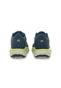 Zapatillas deportivas azules con tejido texturizado, suelas de color verde lima y secciones del talón en contraste. Cuentan con una lengüeta para ponerlas y quitarlas fácilmente.