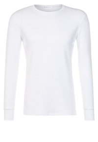 Camiseta branca de manga longa feita de algodão liso. Apresenta um decote redondo e costuras laterais, com mangas ajustadas e uma bainha reta.