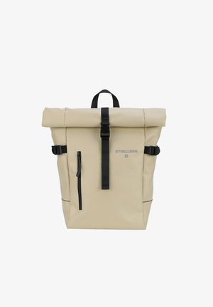 Zaino beige a rotolo realizzato in materiale resistente all'acqua. Presenta spallacci neri, una tasca frontale con zip e dettagli riflettenti. Marchio Strellson.