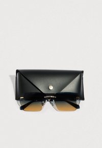 Estuche para gafas de sol de cuero negro con cierre de presión, que contiene gafas de sol oscuras con un tinte ámbar degradado y montura cuadrada.