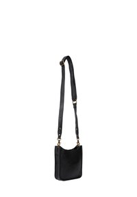 Sorte læder crossbody taske med en glat overflade, der har en flad form, gyldne hardwaredetaljer og en justerbar rem.