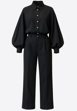 Chemise noire à col pointu, boutonnée sur le devant, avec des manches bouffantes, associée à un pantalon noir taille haute à jambes larges. Texture lisse.