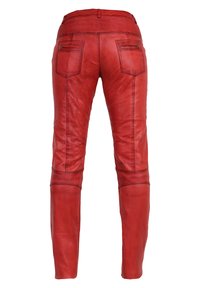 Rode leren broek met een aangesloten ontwerp, voorzien van achterzakken, gestructureerde accenten bij de taille en zichtbare stikdetails.