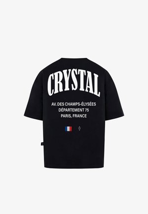 Czarny t-shirt z krótkim rękawem z dużym białym napisem "CRYSTAL" oraz mniejszym tekstem poniżej, z grafiką francuskiej flagi w lewym dolnym rogu.