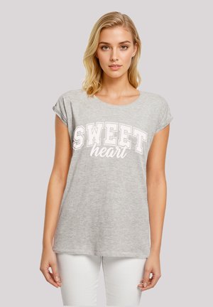 Graues Kurzarm-T-Shirt mit rundem Halsausschnitt, versehen mit einem weißen "SWEET heart"-Grafik auf der Vorderseite. Leichtes Material mit lockerer Passform.
