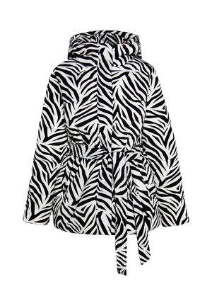 Veste matelassée zèbre en noir et blanc, dotée d'une capuche, d'une taille ceinturée et d'une texture matelassée avec des rayures prononcées.