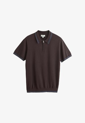 Dunkelbraunes Poloshirt mit kurzen Ärmeln und einem halben Reißverschluss, mit blauen und schwarzen Streifenakzenten am Kragen und an den Ärmeln. Weiche Stofftextur.
