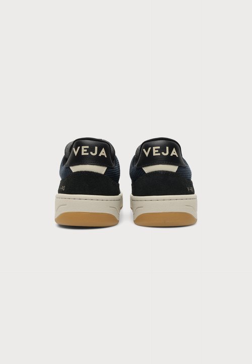 Veja Zapatillas de hombre en piel modelo v-90 Negro — photo 3