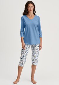  Lichtblauw, driekwart mouw V-hals top gecombineerd met bloemenprint capri broek met verschillende kleuren op een witte achtergrond.