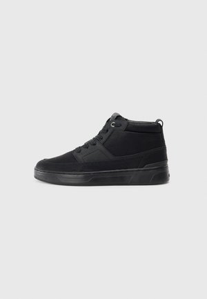 Zwarte mid-top sneakers met een textiele en leren bovenlaag, versterkte neus en rubberen zool. Voorzien van vetersluiting en achterste trekhaak.
