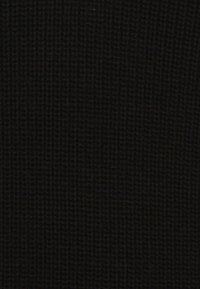 Schwarzer Strickstoff mit strukturiertem Muster, gleichmäßig gewebt und mit glatter Oberfläche. Geeignet für Bekleidung oder Polsterungen.